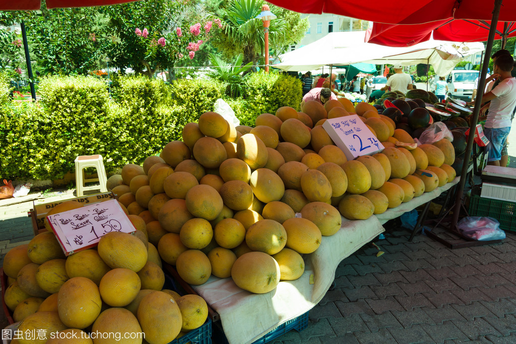 销售为一体的传统的街头市场上的新鲜水果